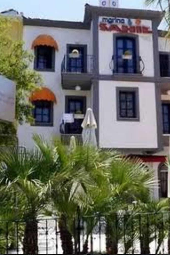 Cesme Marina Sahil Otel - Image 1