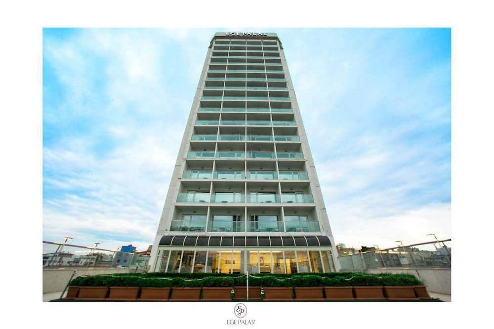 Ege Palas İş Oteli - Image 1