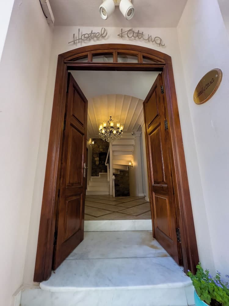 Katina Otel - Image 1