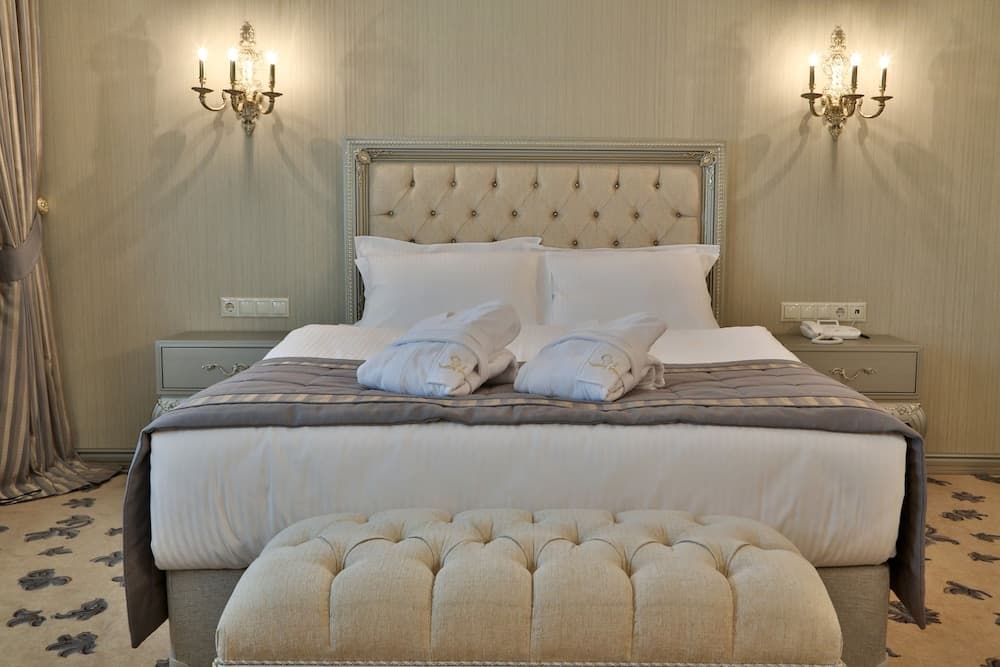 Cassiel Otel - Image 2