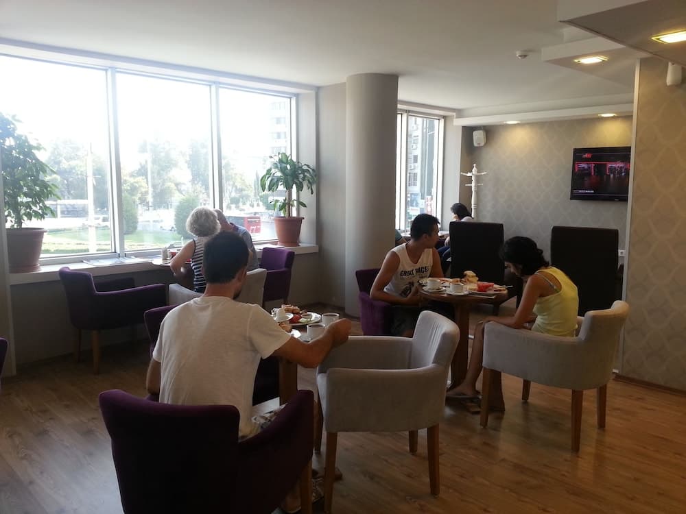 Yürüyüş Yapılan Otel - Image 3