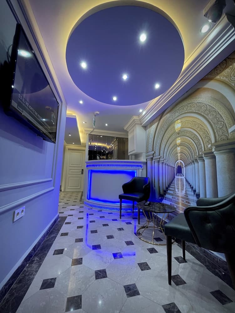 Crowned Otel - Image 2