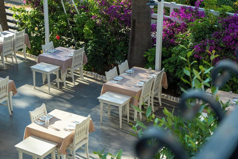 Sea Breeze Otel & Daireler - Image 1