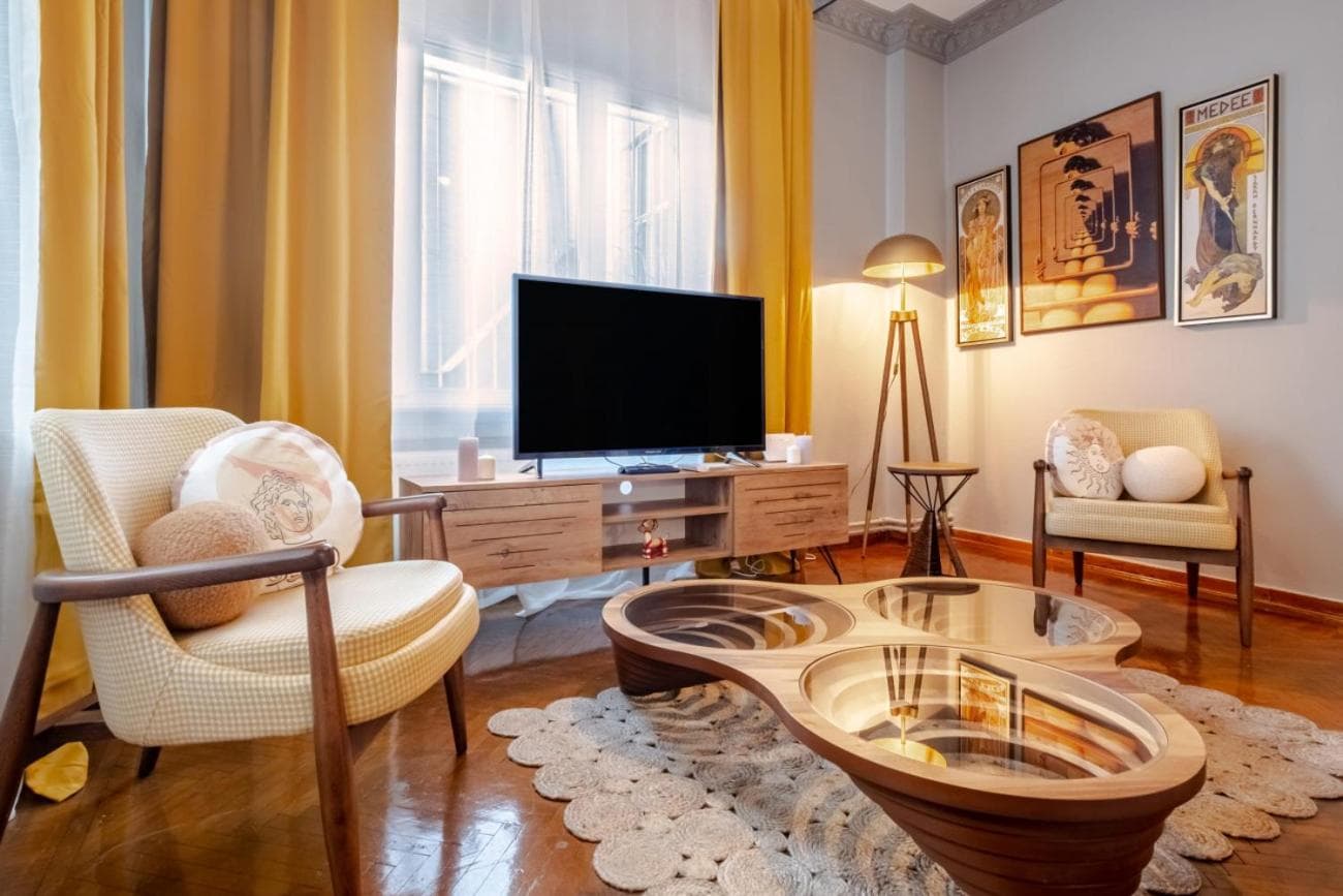 Apartment with Balcony Close to Taksim in Cihangir - Image 1