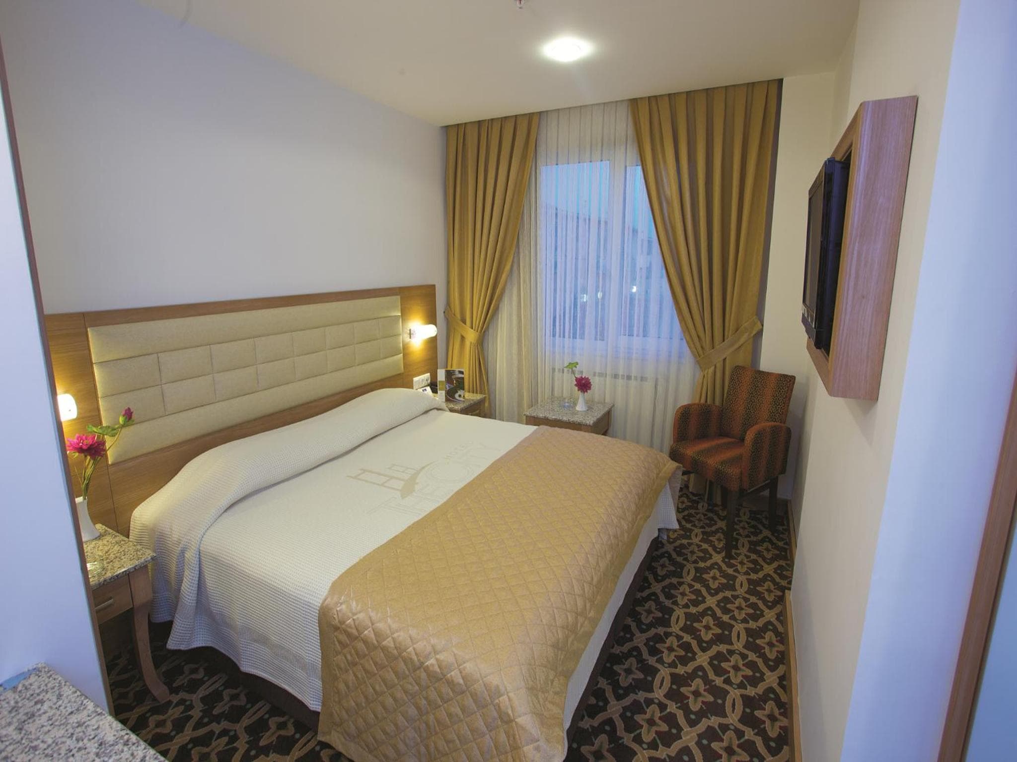 The City Hotel - Image 4