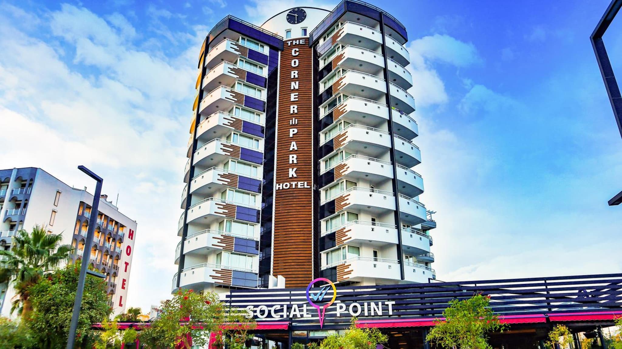 The Corner Park Hotel - Image 1