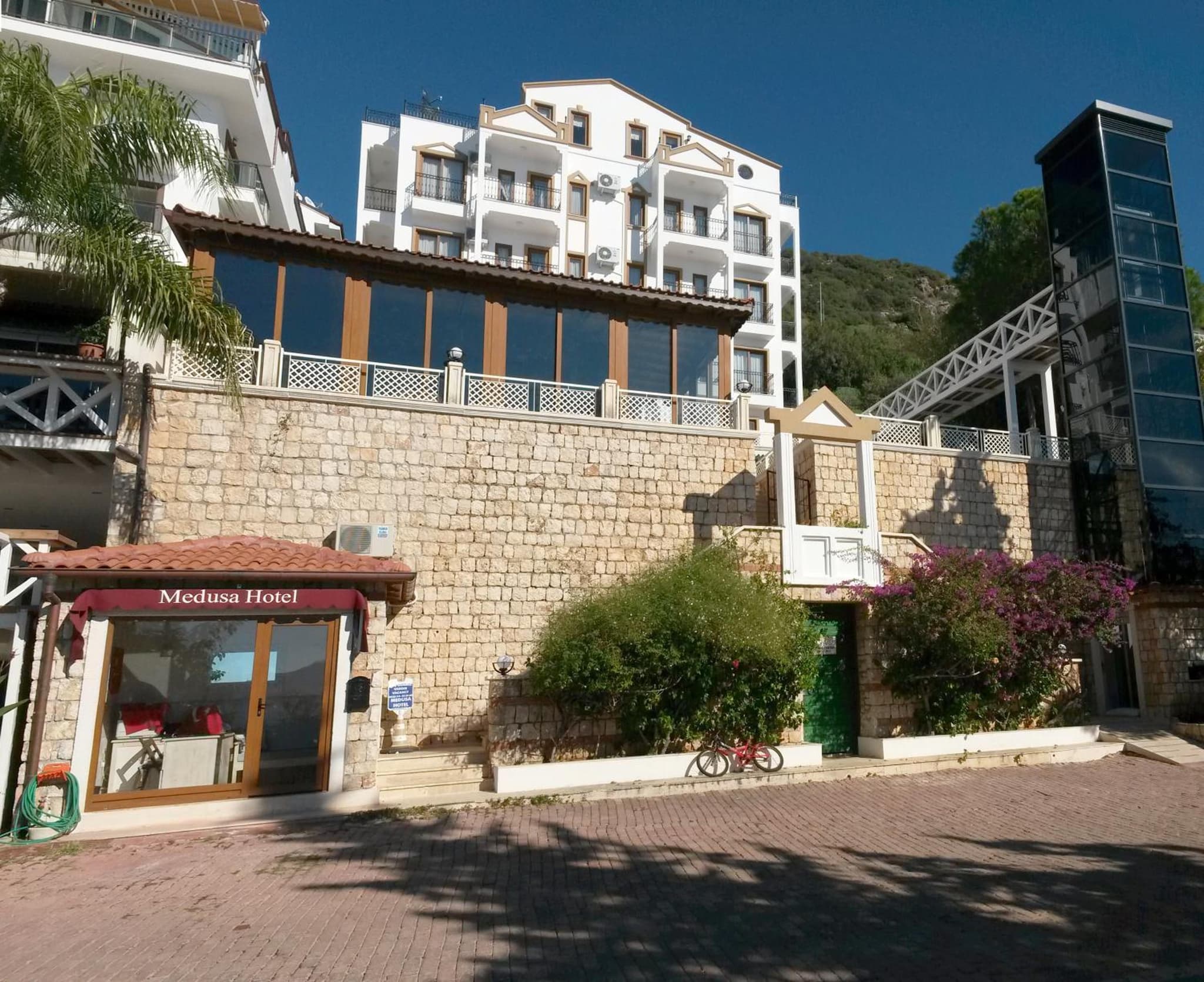Medusa Hotel - Image 1