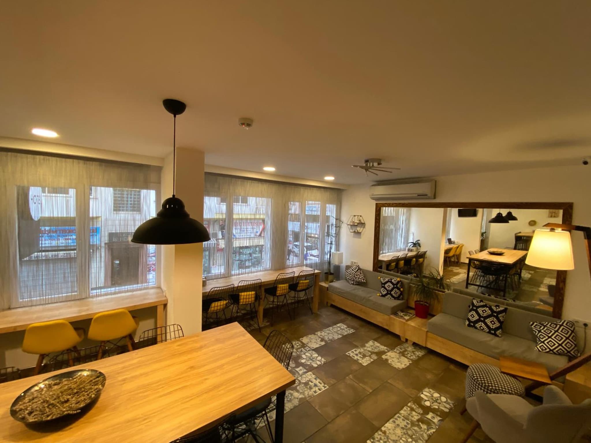 Piano Hotel - Image 1