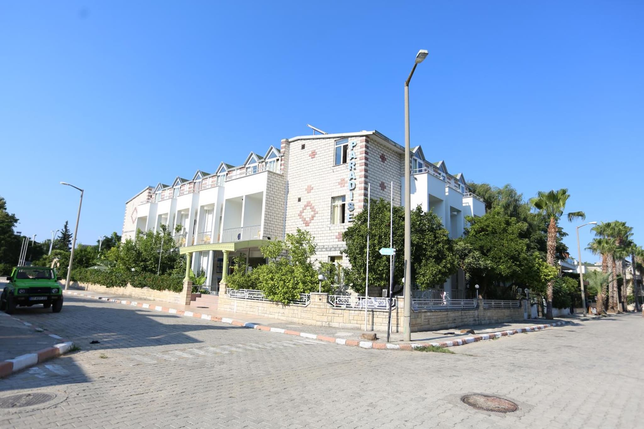 Paradise Hotel - Image 1