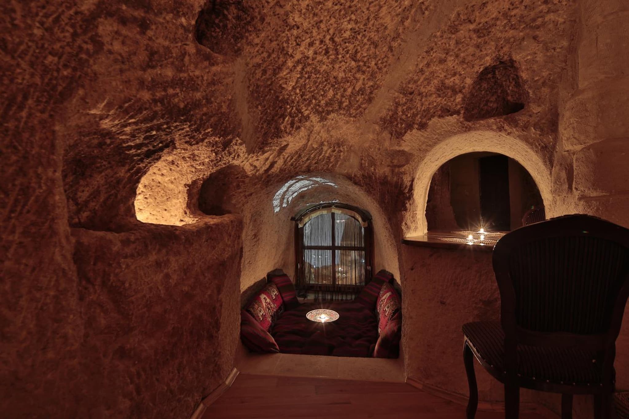 Harman Cave Hotel - Image 2