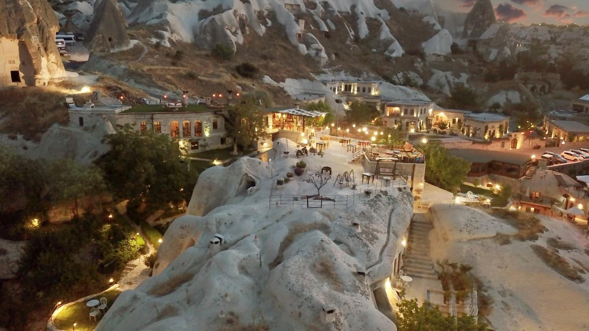 Traveller's Cave Hotel - Image 1