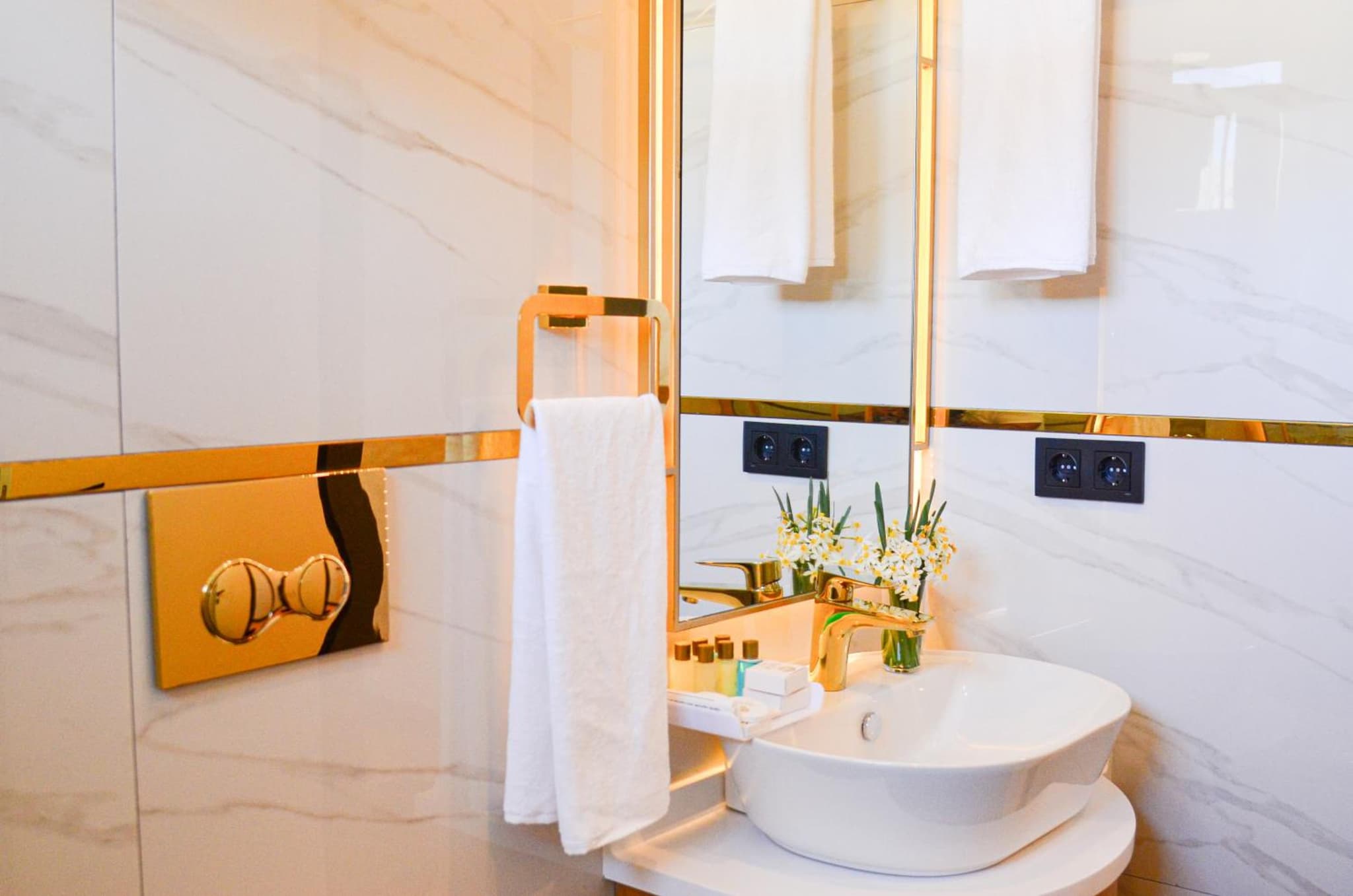 Leaf Port Hotel - Image 2