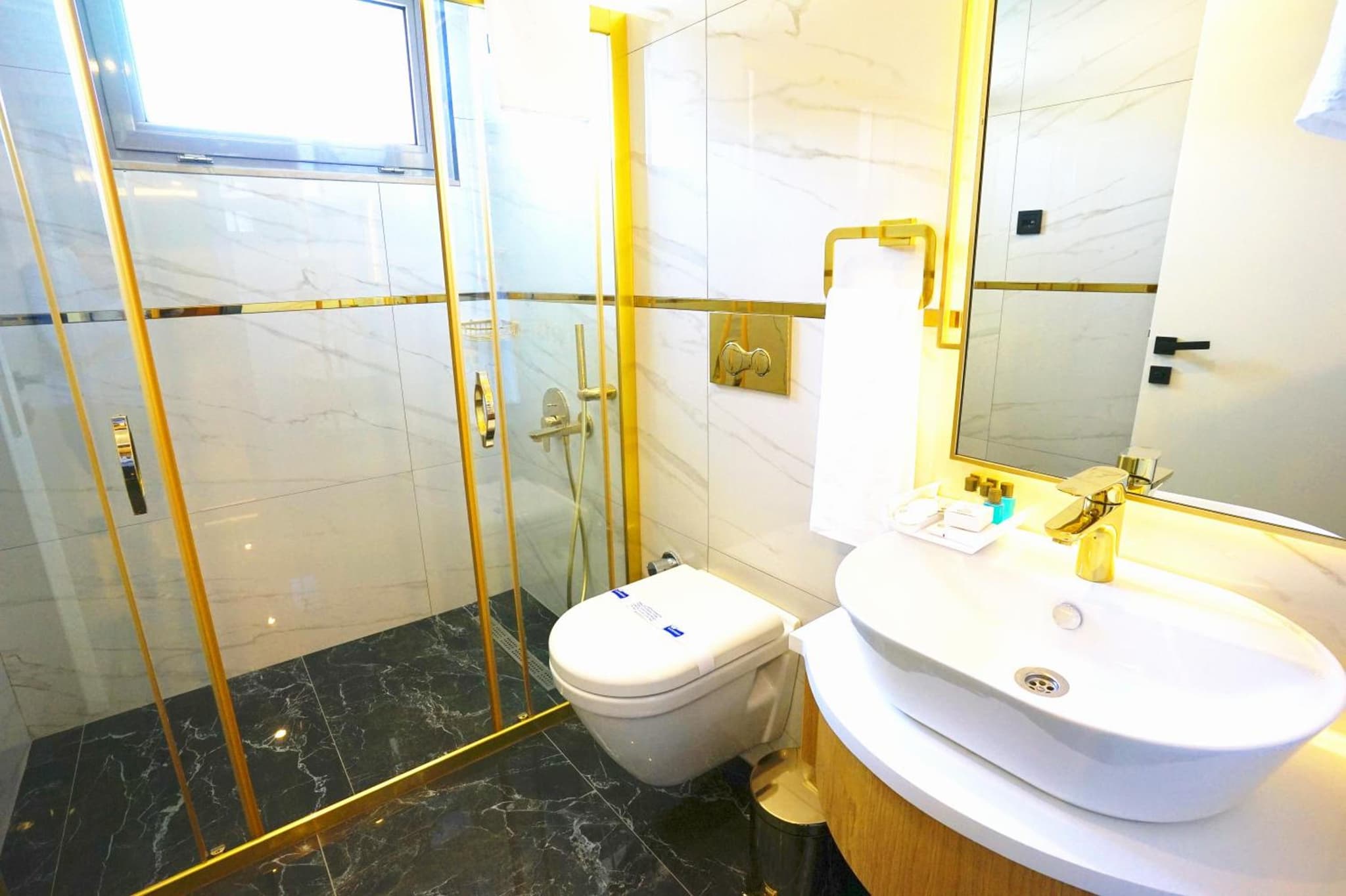 Leaf Port Hotel - Image 4