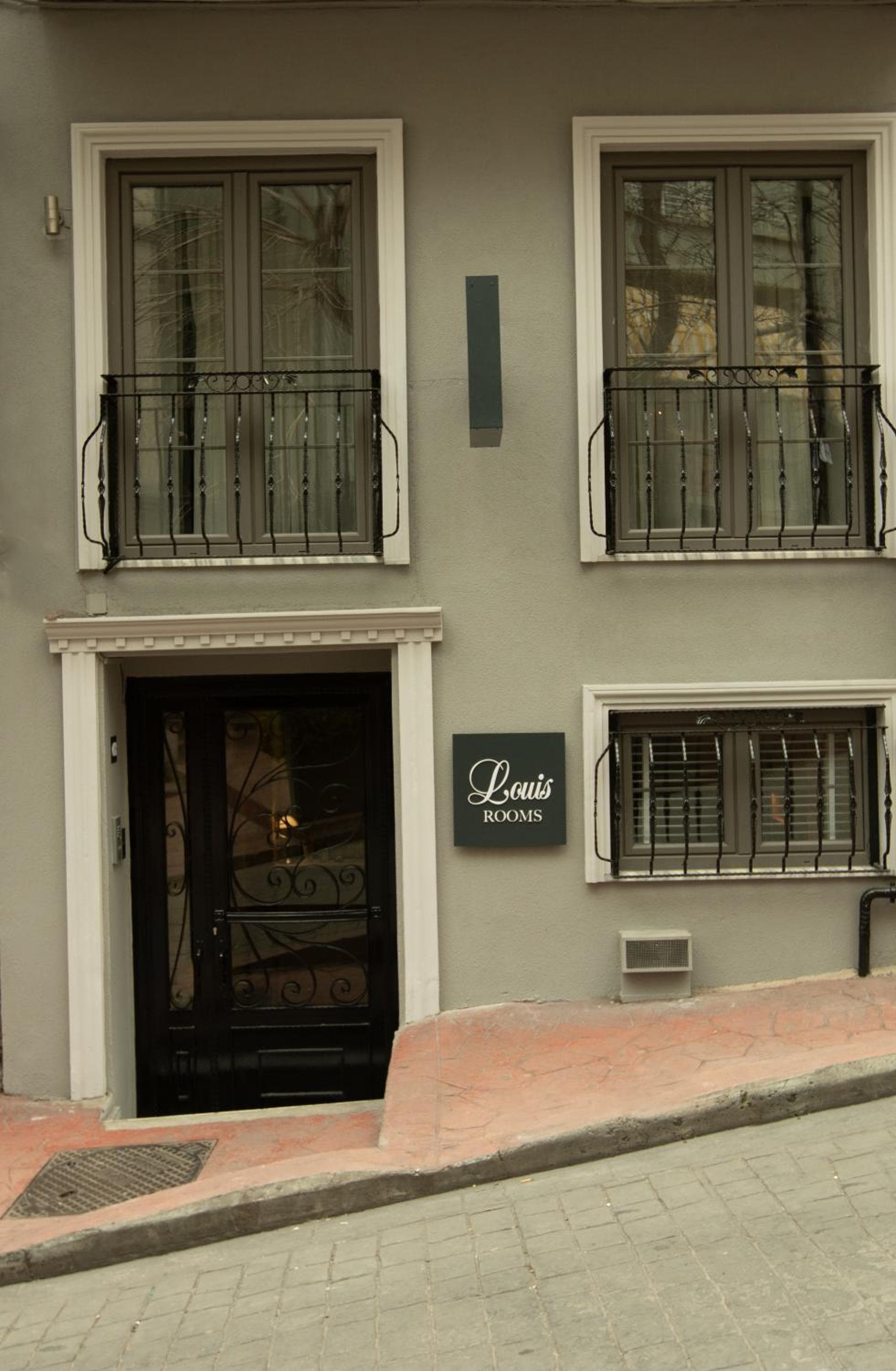 Louis Rooms - Image 1