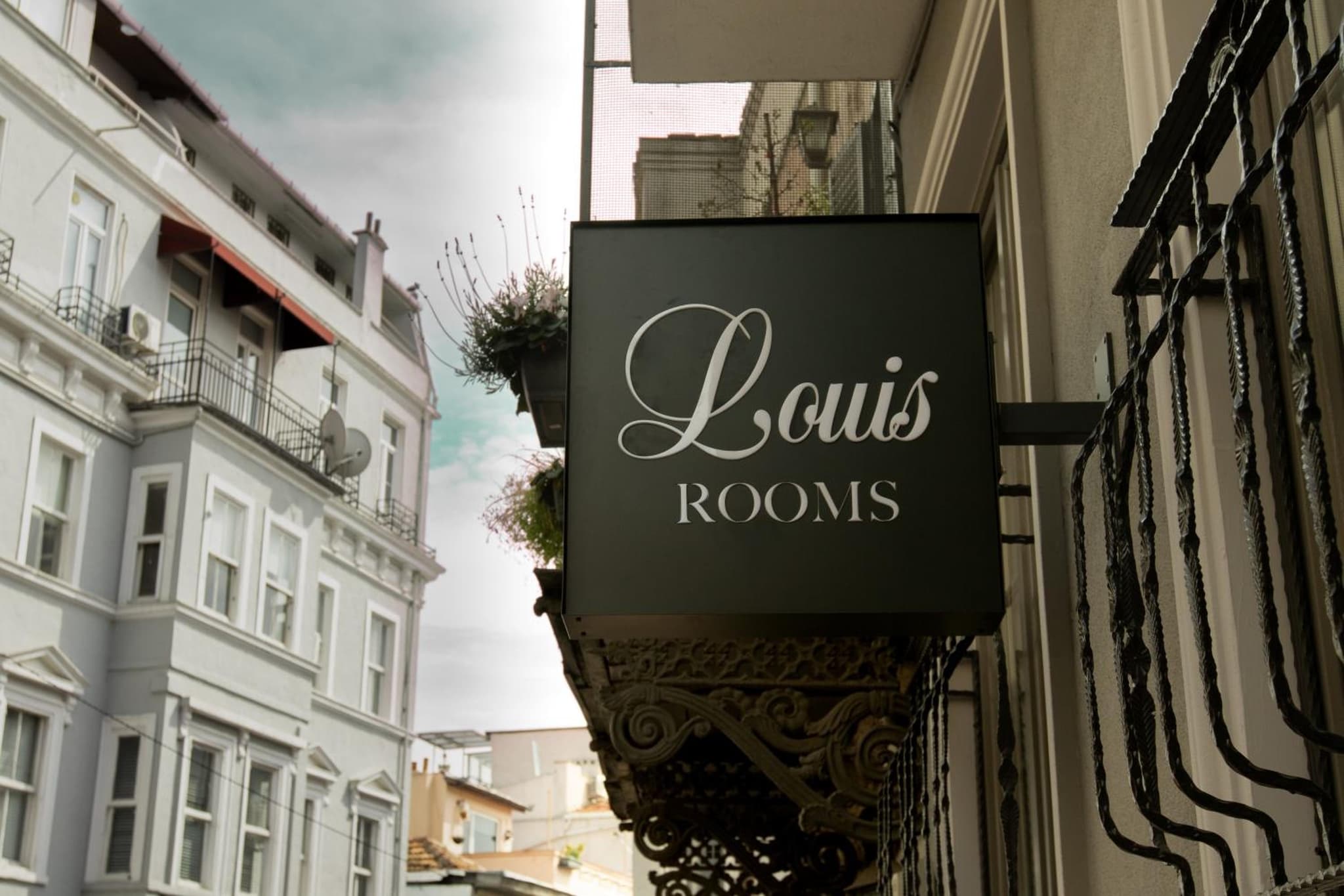 Louis Rooms - Image 3