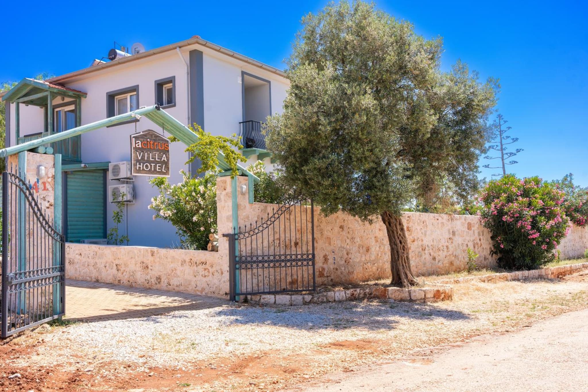 LaCitrus Villa & Hotel - Image 1