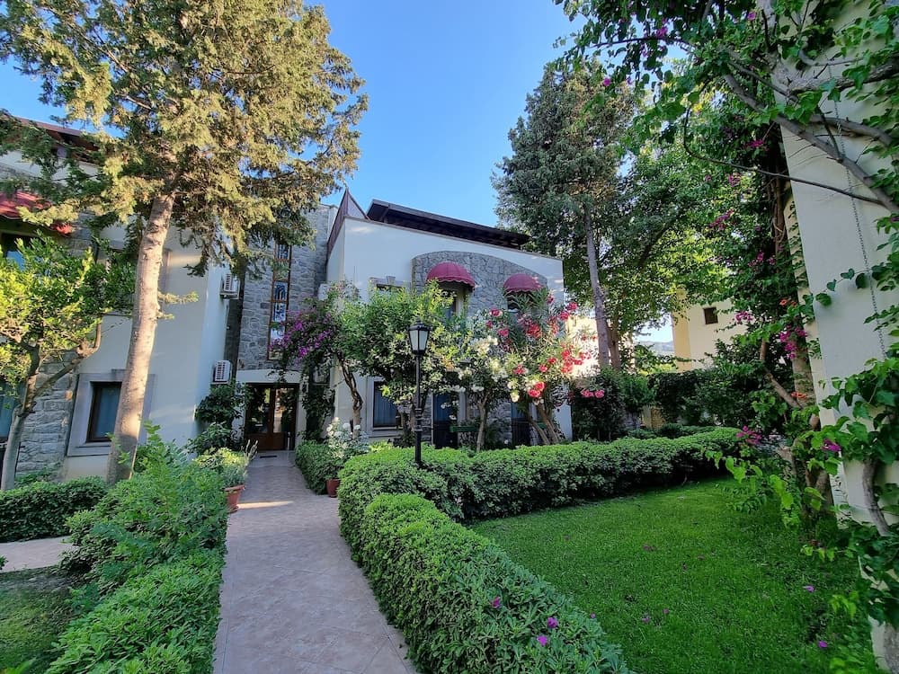 Bella Garden - Image 1