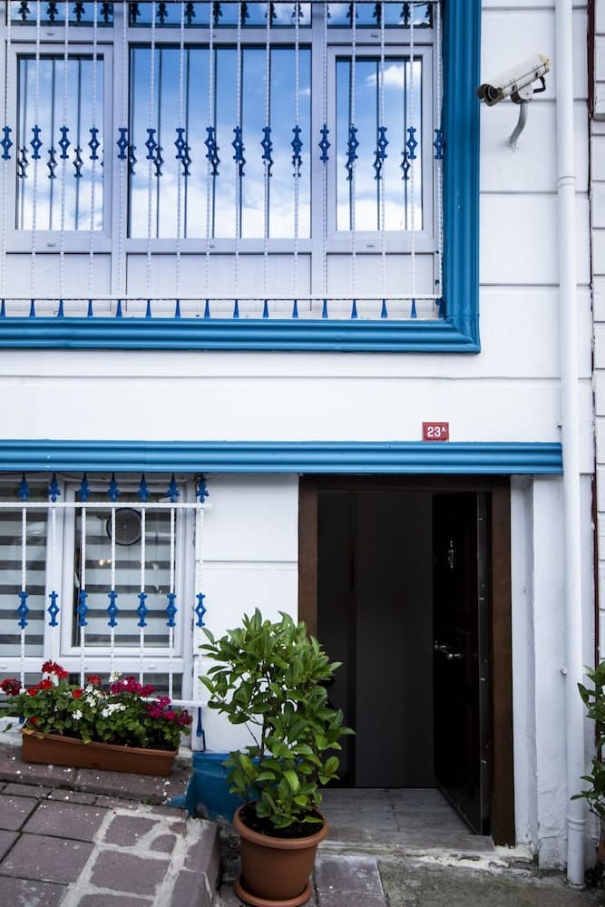 White Pearl Apart - Image 4